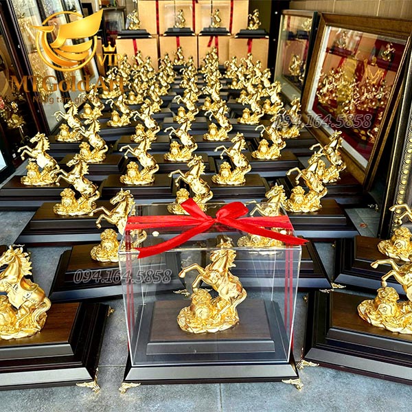 Quà tết 2026- tượng ngựa chiến thắng dát vàng