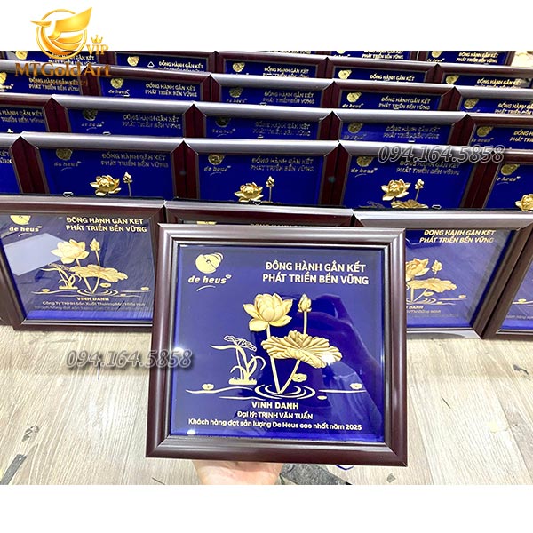 Quà tết tặng đại lý- tranh hoa sen dát vàng