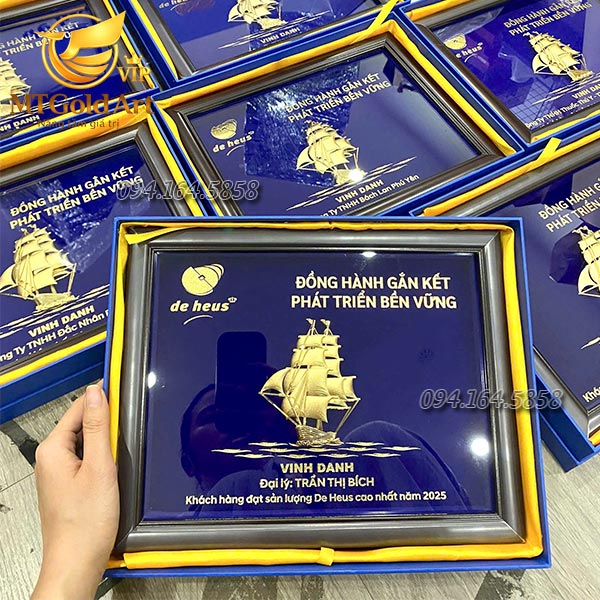 Quà tết tặng đại lý- tranh thuyền buồm dát vàng