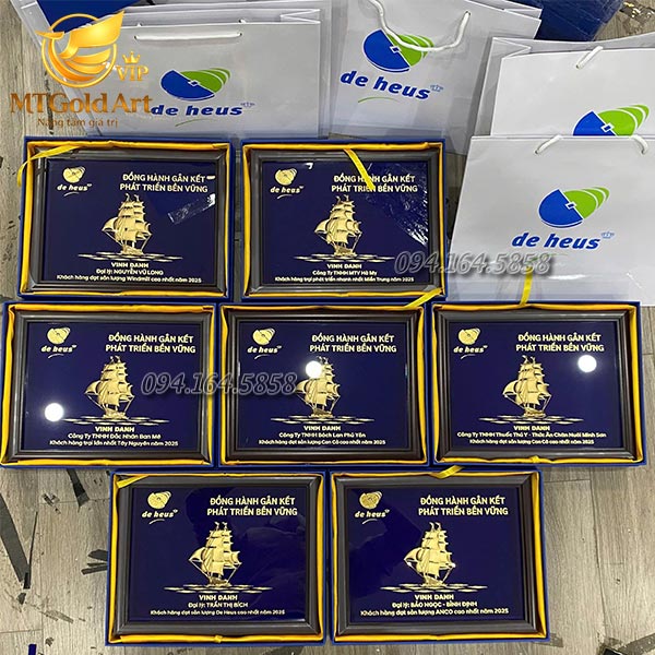 Quà tết tặng đại lý- tranh thuyền buồm dát vàng