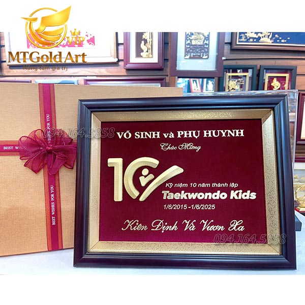 Quà tặng kỷ niệm 10 năm thành lập Taekwondo Kids- tranh dát vàng thiết kế theo yêu cầu