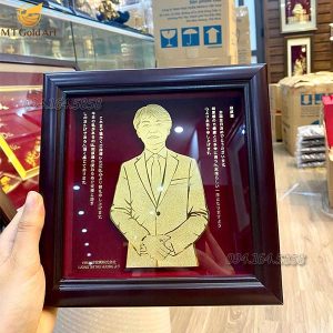 Quà tặng sếp nước ngoài- tranh chân dung sếp thiết kế theo yêu cầu dát vàng