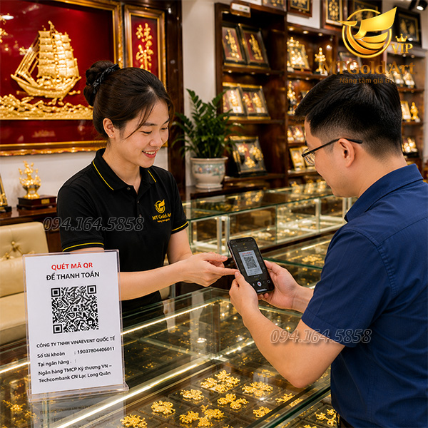 Quà Tặng Vàng MT Gold Art — Hệ Thống 5 Cơ Sở, Phục Vụ Toàn Quốc 24/7 Hình ảnh khách hàng thực hiện thanh toán trực tiếp tại showroom quà tặng vàng Mt Gold Art
