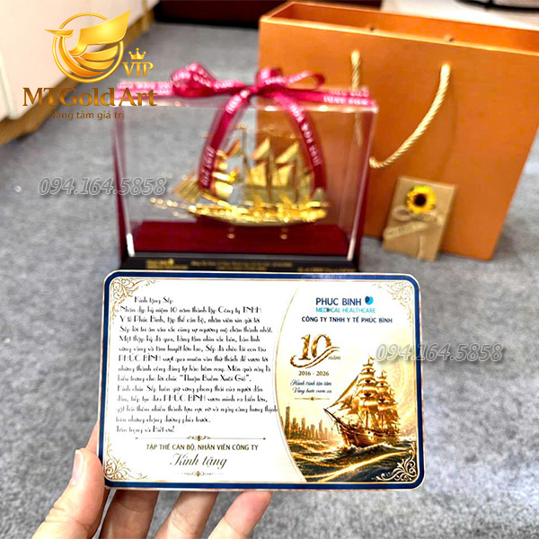 Quà tặng kỷ niệm 10 năm thành lập công ty y tế Phúc Bình -mô hình thuyền mạ vàng