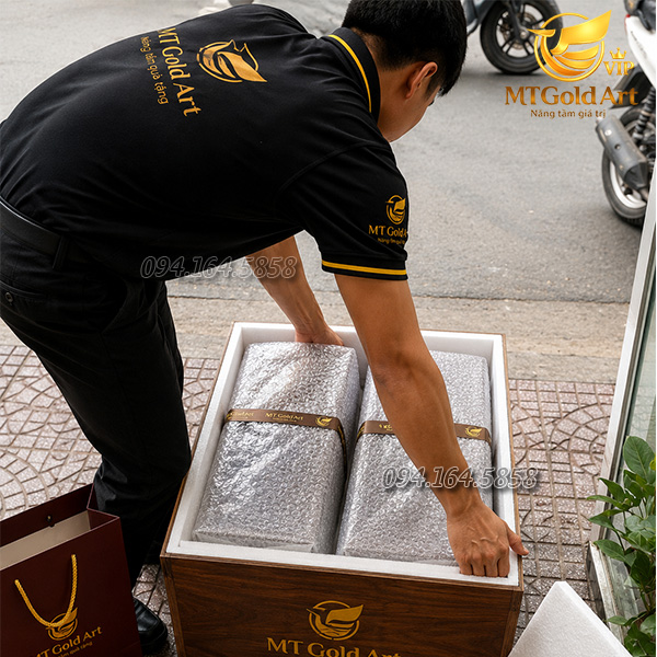 Quy trình đóng gói quà tặng cao cấp an toàn tại quà vàng MT Gold Art