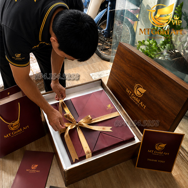 Quy trình đóng gói quà tặng cao cấp an toàn tại quà vàng MT Gold Art