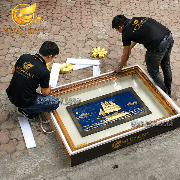 Quy trình đóng gói quà tặng cao cấp an toàn tại quà vàng MT Gold Art