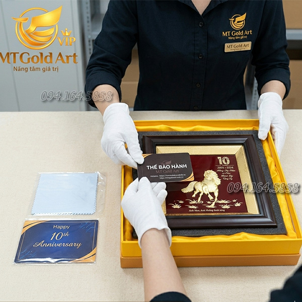 Quy trình đóng gói quà tặng cao cấp an toàn tại quà vàng MT Gold Art