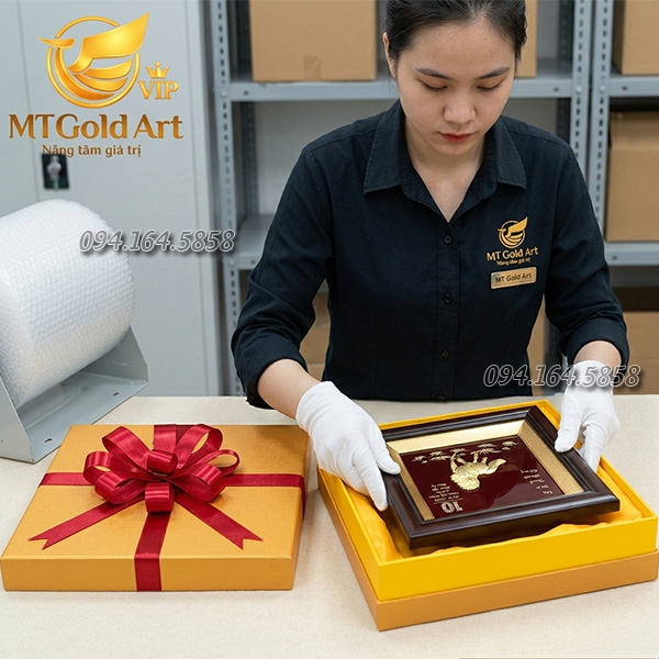 Quy trình đóng gói quà tặng cao cấp an toàn tại quà vàng MT Gold Art