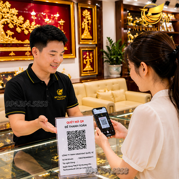 Hình ảnh khách hàng thực hiện thanh toán trực tiếp tại showroom quà tặng vàng Mt Gold Art