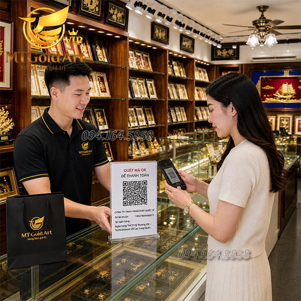 Hình ảnh khách hàng quét mã QR- thanh toán trực tiếp tại showroom quà vàng MT Gold Art