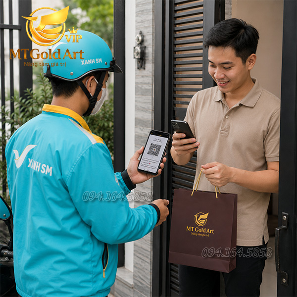 Hình ảnh khách hàng thanh toán cod khi nhận hàng quà vàng MT Gold Art