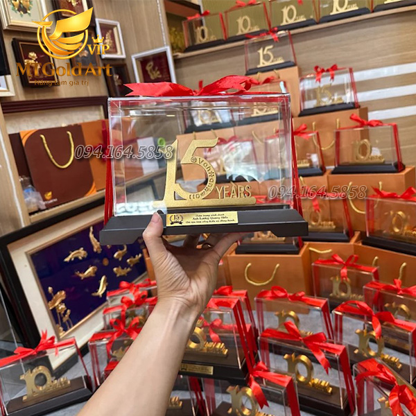 Quà tặng tri ân nhân viên thâm niên -Vạn Hạnh Mall- tượng số năm dát vàng