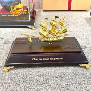 Quà tặng nhân viên thăng chức- mô hình thuyền mạ vàng