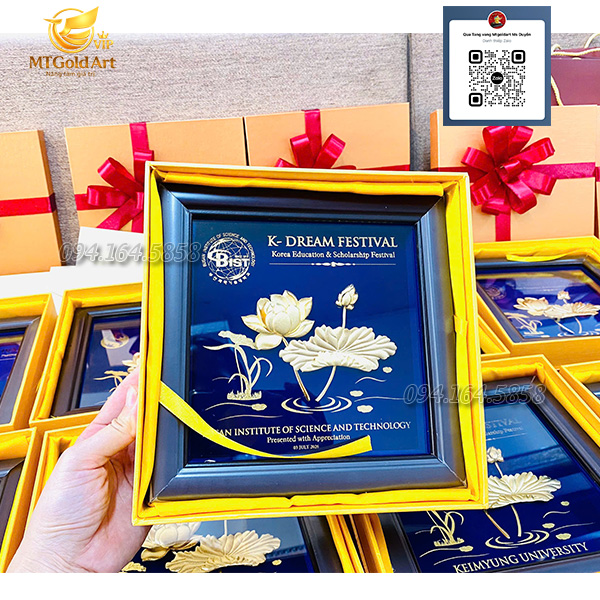 Quà tặng đối tác dát vàng Mt Gold Art HVC - tranh hoa sen dát vàng Quà tặng đối tác dát vàng Mt Gold Art HVC - tranh hoa sen dát vàng