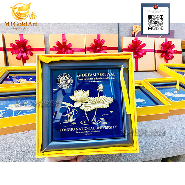 Quà tặng đối tác dát vàng Mt Gold Art HVC - tranh hoa sen dát vàng Quà tặng đối tác dát vàng Mt Gold Art HVC - tranh hoa sen dát vàng