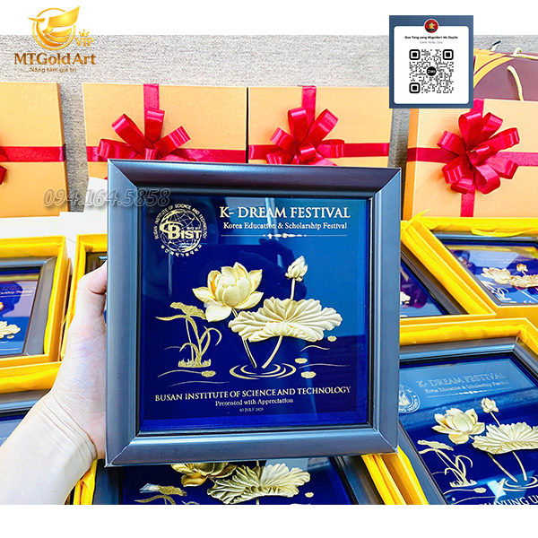 Quà Tặng Đối Tác Dát Vàng Mt Gold Art – Đơn Hàng Thực Tế Từ Trung Tâm HVC Quà tặng đối tác dát vàng Mt Gold Art HVC - tranh hoa sen dát vàng