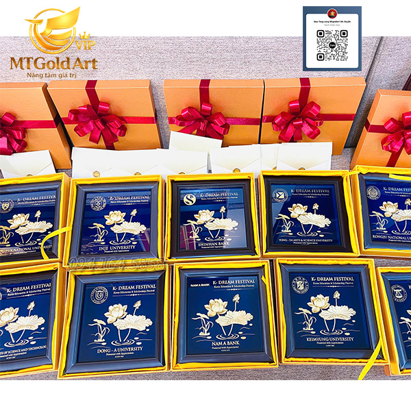Quà Tặng Đối Tác Dát Vàng Mt Gold Art – Đơn Hàng Thực Tế Từ Trung Tâm HVC Quà tặng đối tác dát vàng Mt Gold Art HVC - tranh hoa sen dát vàng